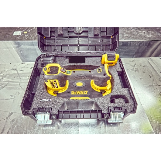 Open case showing the Grabo 18V XR Suction Lifter, battery and charger 