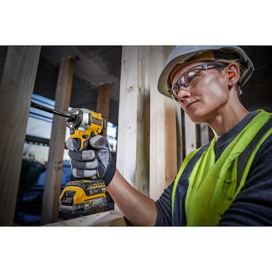 18V XR® Brushless 1/4" Compact Impact Driver - x POWERSTACK™ 1.7Ah