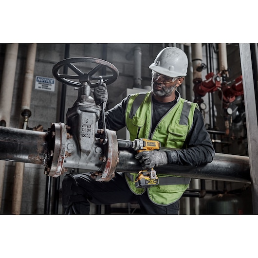 18V XR® Brushless 1/2" Detent Pin Mid Torque Impact Wrench - 2 x 5Ah