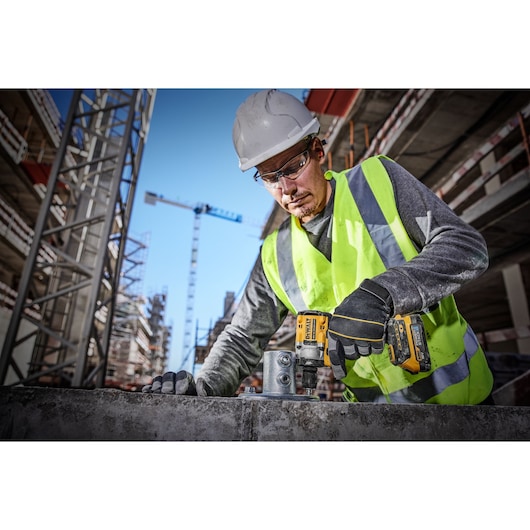 18V XR® Brushless 1/2" Hog Ring Compact Impact Wrench - 2 x POWERSTACK™ 1.7Ah