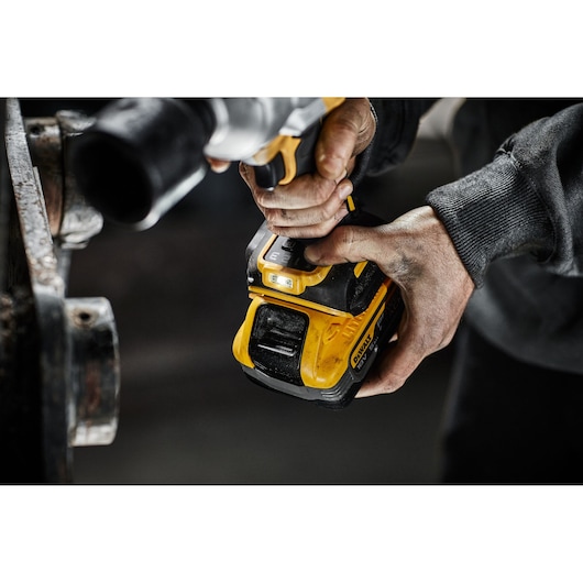 18V XR® Brushless 1/2" Hog Ring Premium High Torque Impact Wrench - 2 x POWERSTACK™ 5Ah