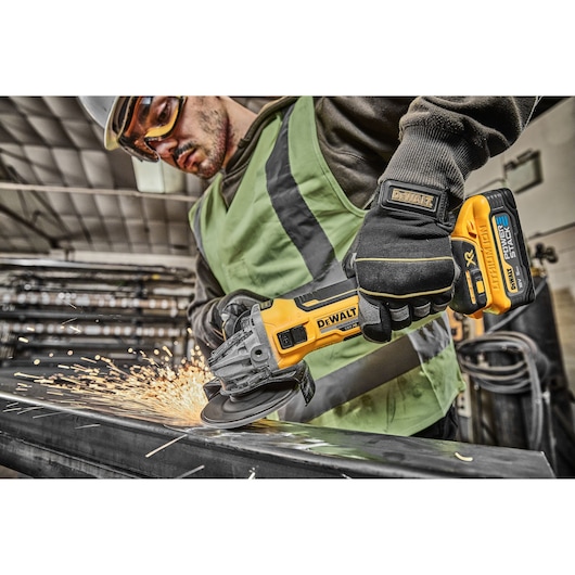 18V XR Brushless 125mm Grinder right side shot with disc in factory