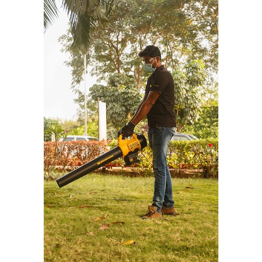 18V XR® Brushless Blower - 1 x 5Ah