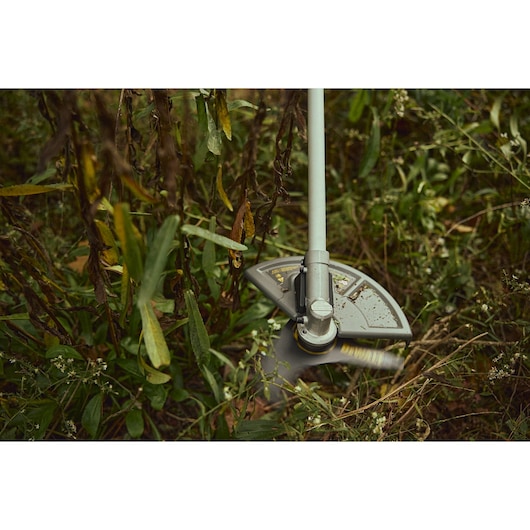 Close up shot of the DEWALT 54V Brush Cutter  (D-Handle) cutting head.