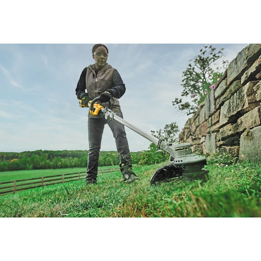18V XR® Brushless String Trimmer with Folding Shaft - 1 x 5Ah