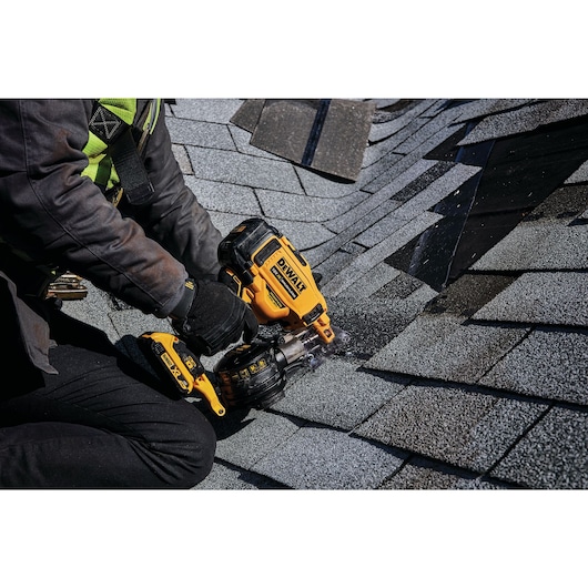 18V XR® Cordless Roofing Nailer - 2 x 2Ah