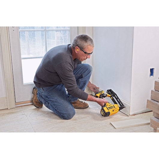 18V XR® Brushless 16Ga Second Fix Straight Nailer - 2 x 2 Ah
