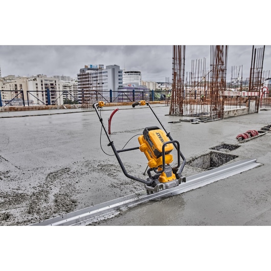 Powershift Screed with L shaped beam in concrete