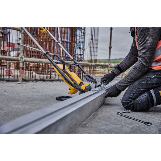 L shaped beam being attached to Powershift Screed