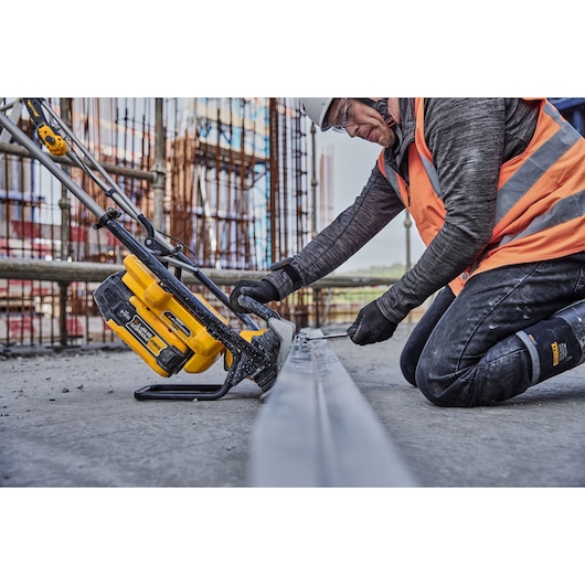 L shaped beam being attached to Powershift Screed