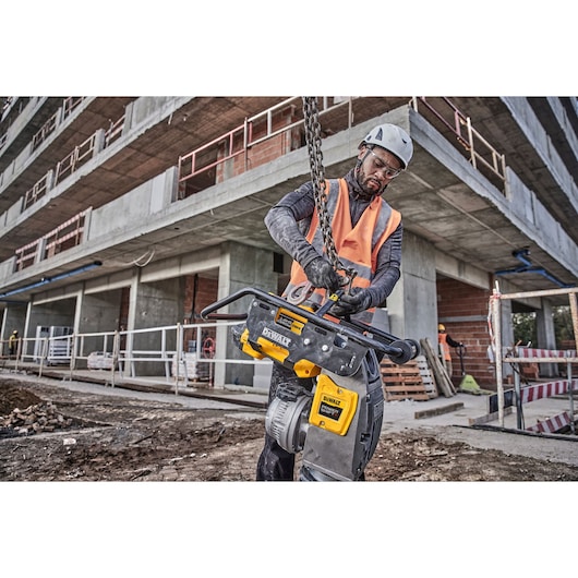 Construction worker attaching a Powershift Rammer to a crane hook