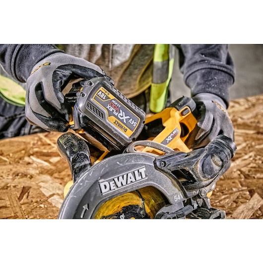 54V XR FLEXVOLT 190 mm High Torque Circular Saw - 2 x 6Ah