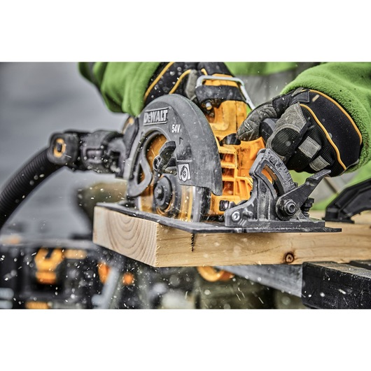 54V XR FLEXVOLT 190 mm Circular Saw - 2 x 9 Ah