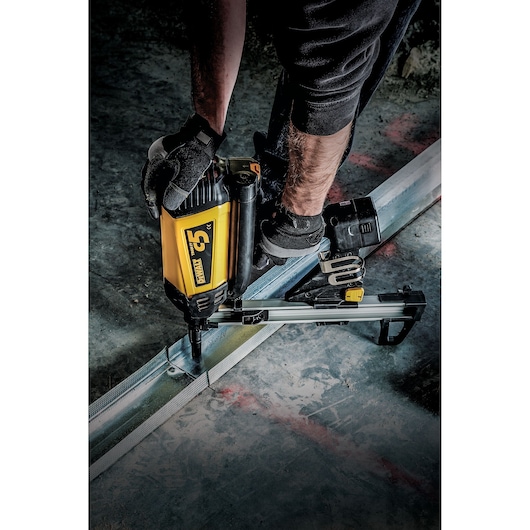 C5 TRAK-IT Gas Nailer with Long Track Magazine