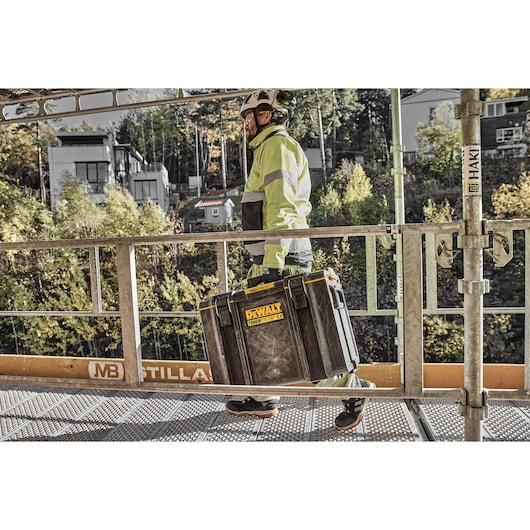 TOUGHSYSTEM 2.0 - DS400 front view carried by construction worker