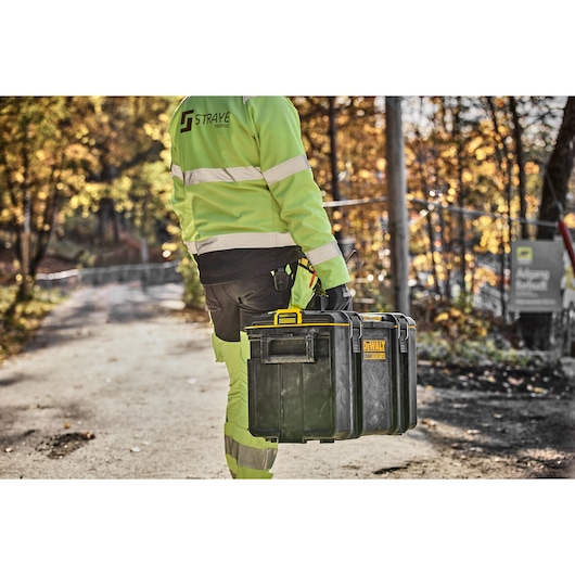 TOUGHSYSTEM 2.0 - DS400 side view carried by construction worker